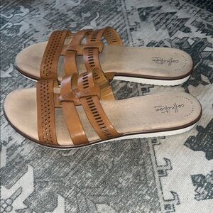 Clarks women’s Tan Sandals with Intricate Woven Design size 12